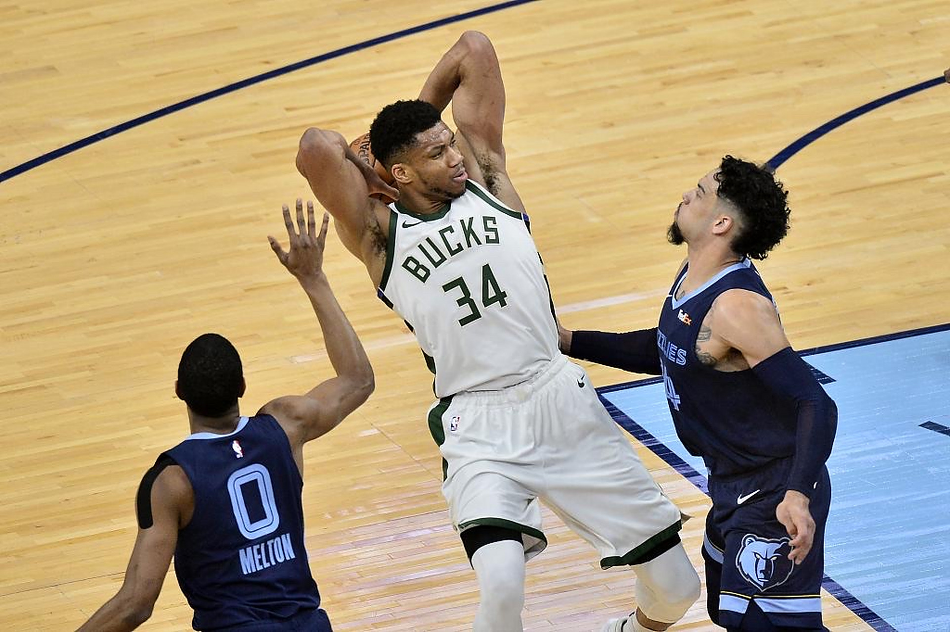 爱游戏-密尔沃基雄鹿发布备战花絮，关键时刻状态回暖，欧冠任务艰巨，高层口径保持一致(密尔沃基雄鹿队)